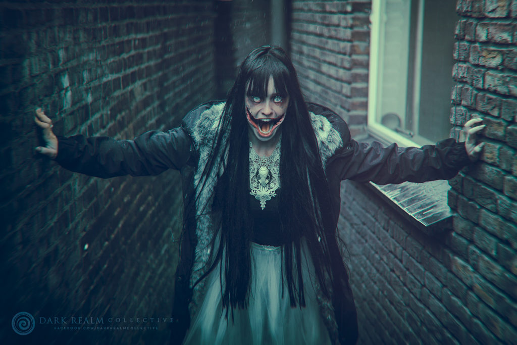 Kuchisake-onna (mulher de boca cortada) mundo sombrio