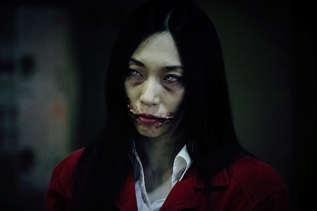 Kuchisake-onna (mulher de boca cortada) mundo sombrio