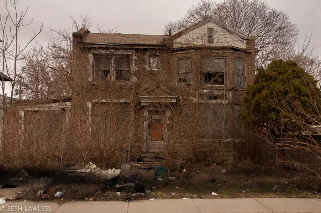 Casa abandonada • mundo sombrio