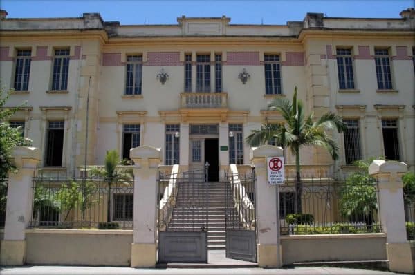 Colégio Conselheiro Rodrigues Alves, em Guaratinguetá verdadeira loira do banheiro