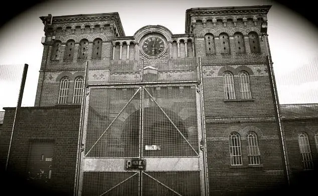 Foto da entrada para o hospital broadmoor onde june e jennifer gibbons foram presas depois de uma onda de crimes de cinco semanas. Gêmeas silenciosas mundo sombrio