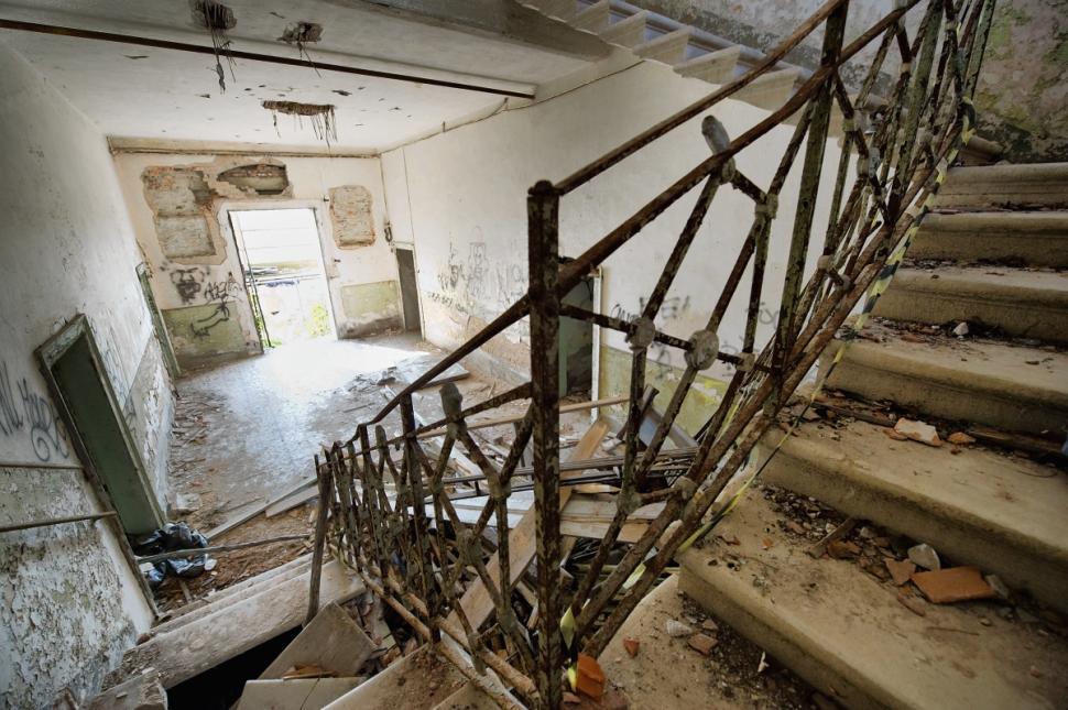 Haunted poveglia island staircase • mundo sombrio