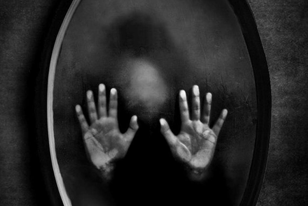 Espelhos espírito terror lenda mundo sombrio