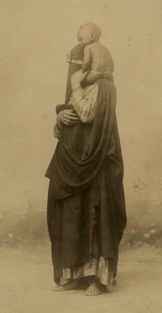 Você já reparou nessas mulheres escondidas em fotos do século xix? 7 Mulheres escondidas em fotos do século xix - 9