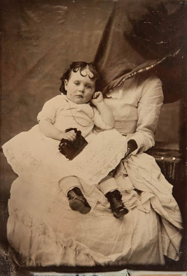 Você já reparou nessas mulheres escondidas em fotos do século xix? 8 Mulheres escondidas em fotos do século xix - 9