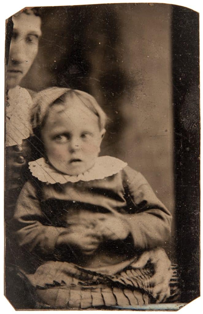 Você já reparou nessas mulheres escondidas em fotos do século xix? 4 Mulheres escondidas em fotos do século xix - 9