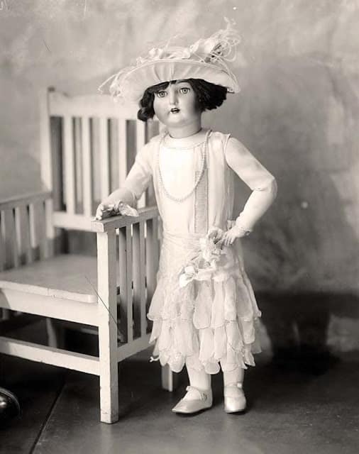 Bonecas antigas assustadoras1 • mundo sombrio