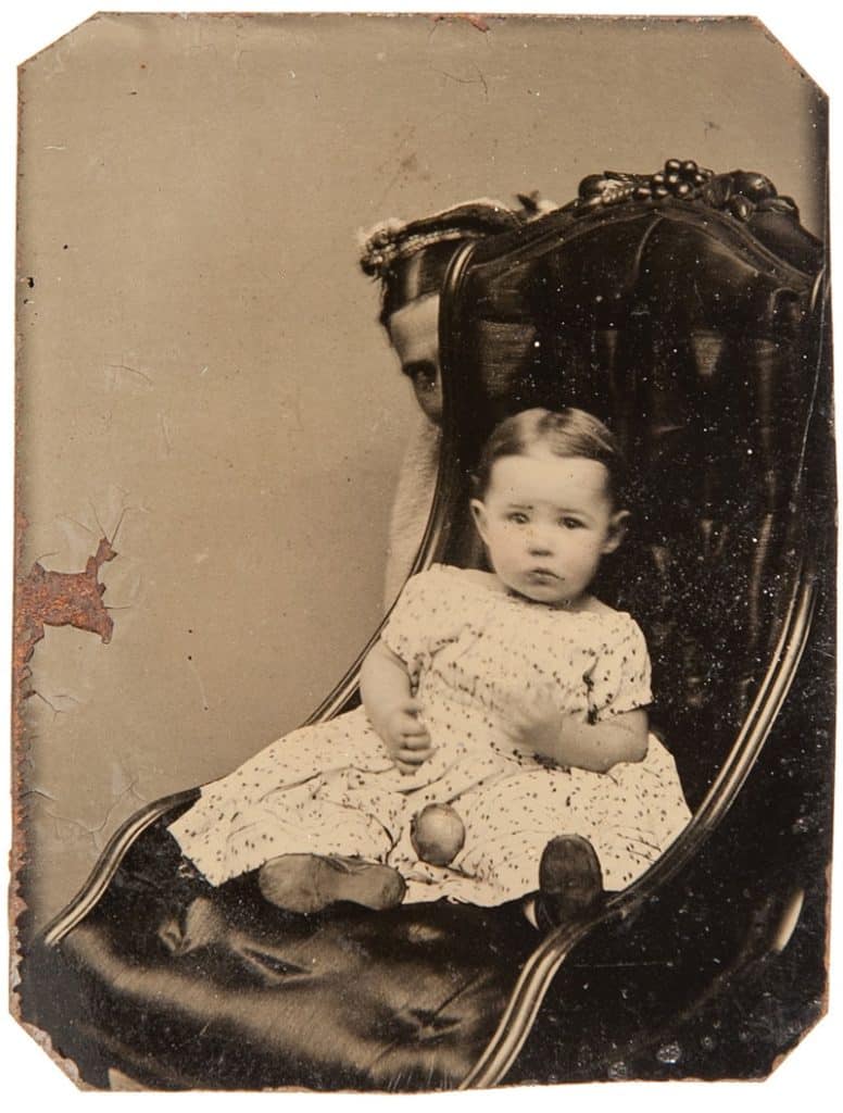 Você já reparou nessas mulheres escondidas em fotos do século xix? 2 Mulheres escondidas em fotos do século xix