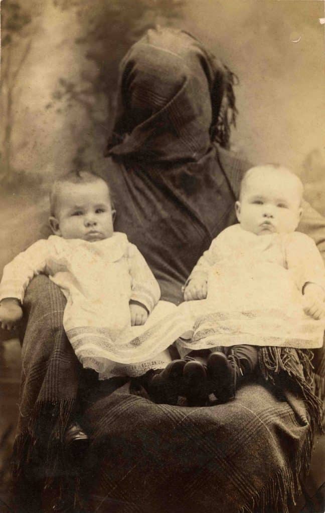 Você já reparou nessas mulheres escondidas em fotos do século xix? 3 Mulheres escondidas em fotos do século xix - 9