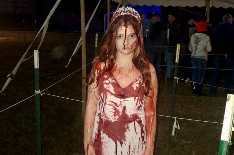 carrie a estranha bateu o carro mundo sombrio