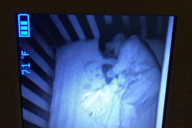 Mãe não consegue dormir depois de ver 'bebê fantasma' no berço mundo sombrio