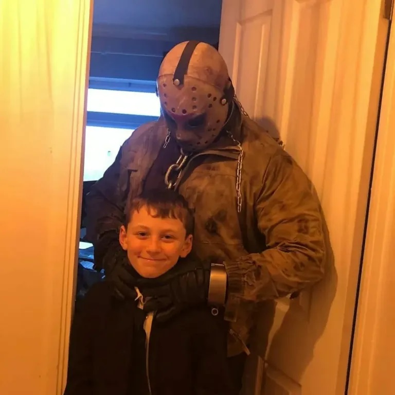 Pai contrata jason voorhees para buscar filho na escola no dia do seu aniversário mundo sombrio 2