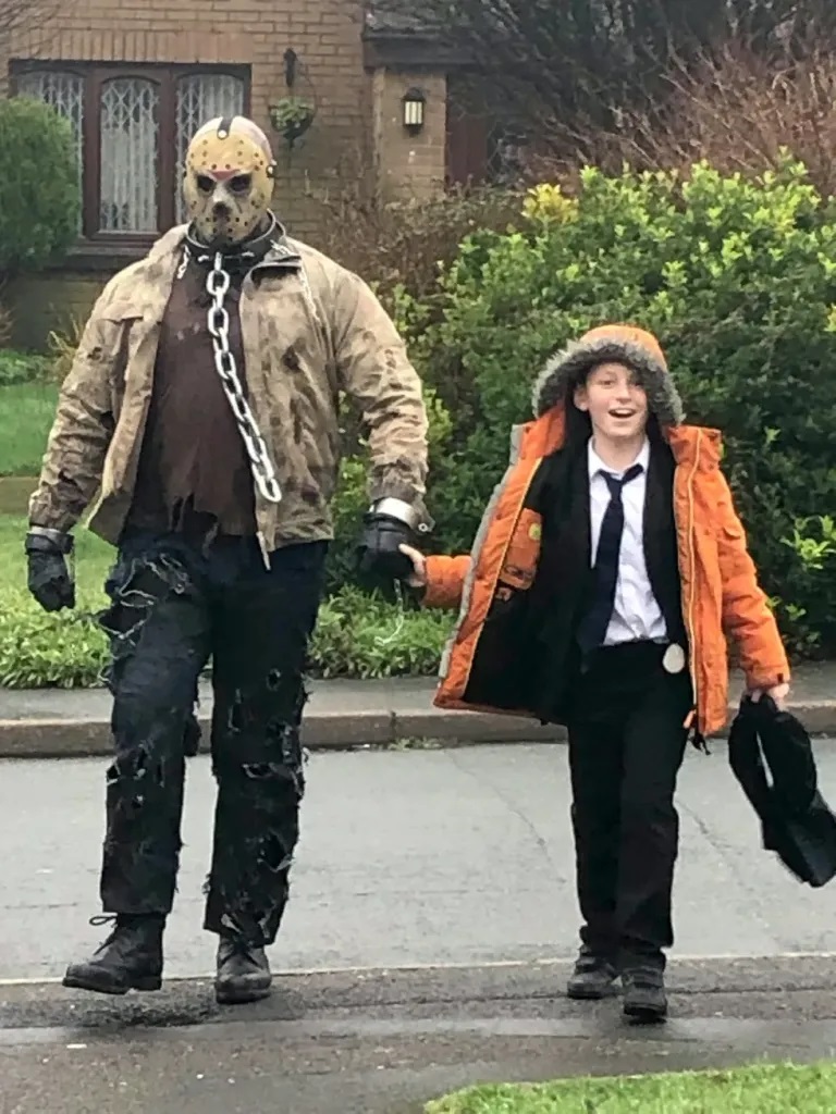 Pai contrata jason voorhees para buscar filho na escola no dia do seu aniversário mundo sombrio 3