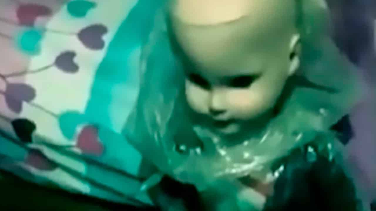 Boneca Assombrada ataca namorado da dona após ficar possuída mundo sombrio