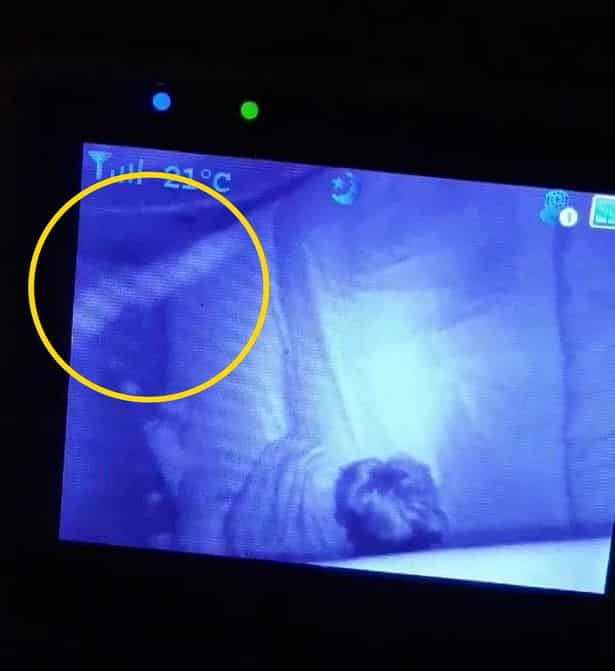 Fantasma de avó acalma bebê no berço e a mãe vê tudo 2 &bull; mundo sombrio