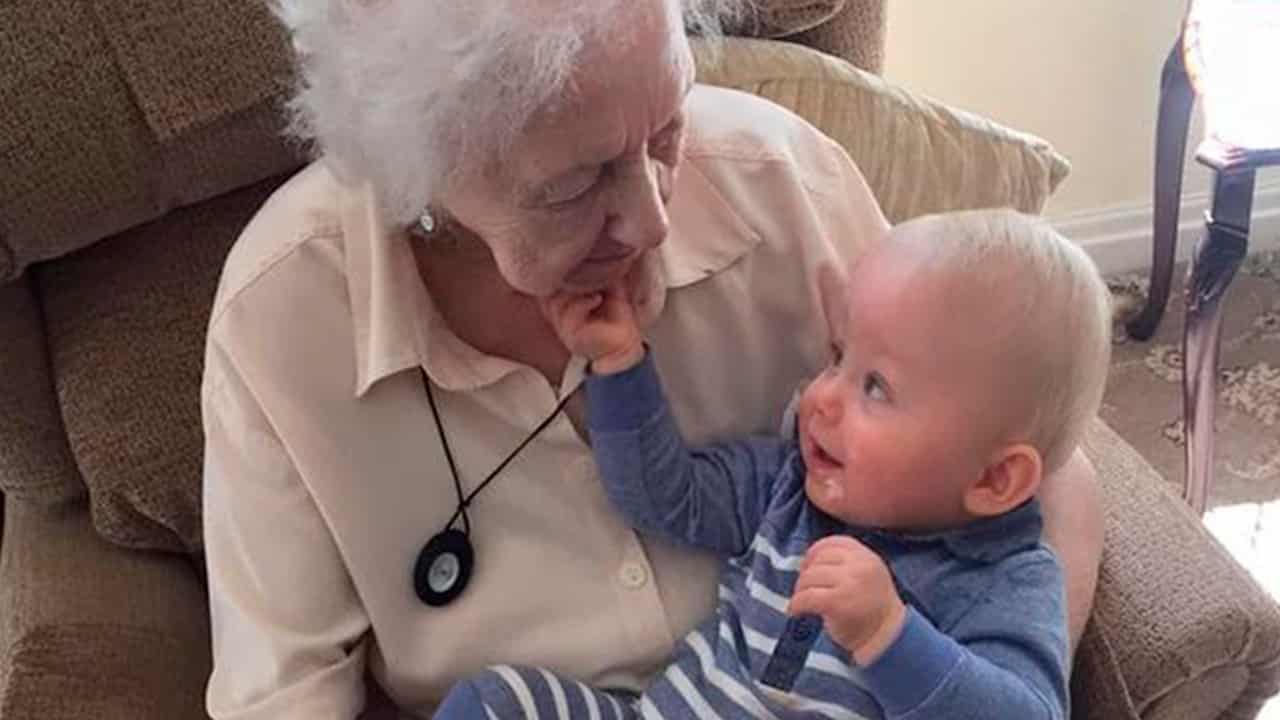 Mãe vê fantasma de sua avó acalmando seu bebê através de monitor mundo sombrio