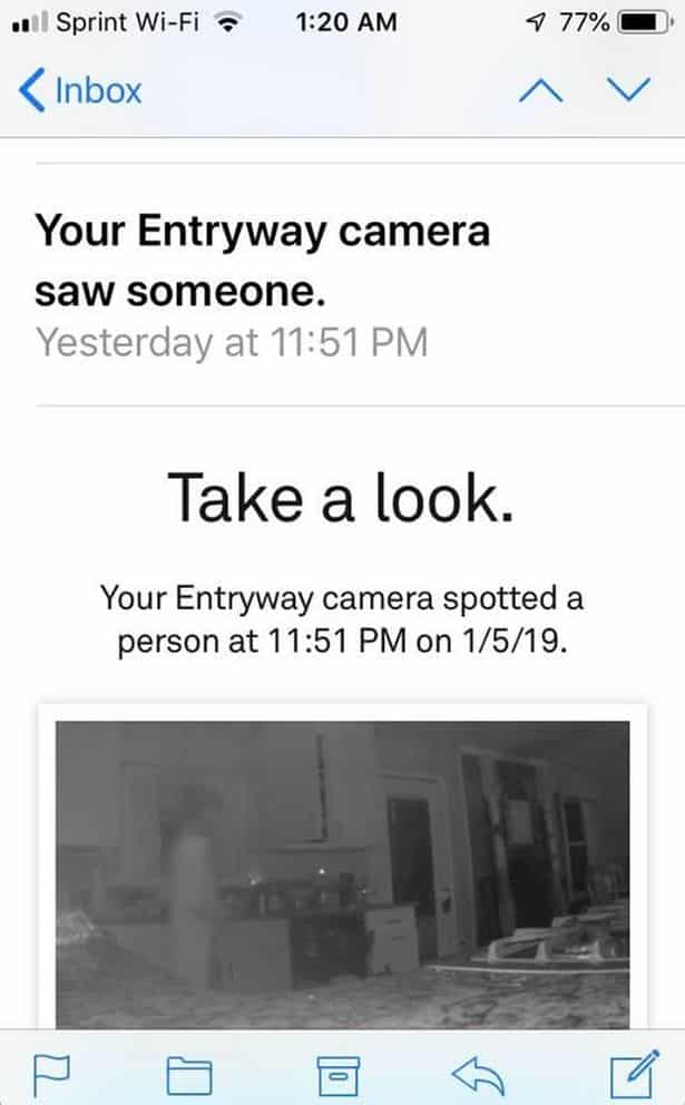 Uma figura transparente acionou seu sensor de câmera enviando lhe um alerta imagem kennedy news and media • mundo sombrio