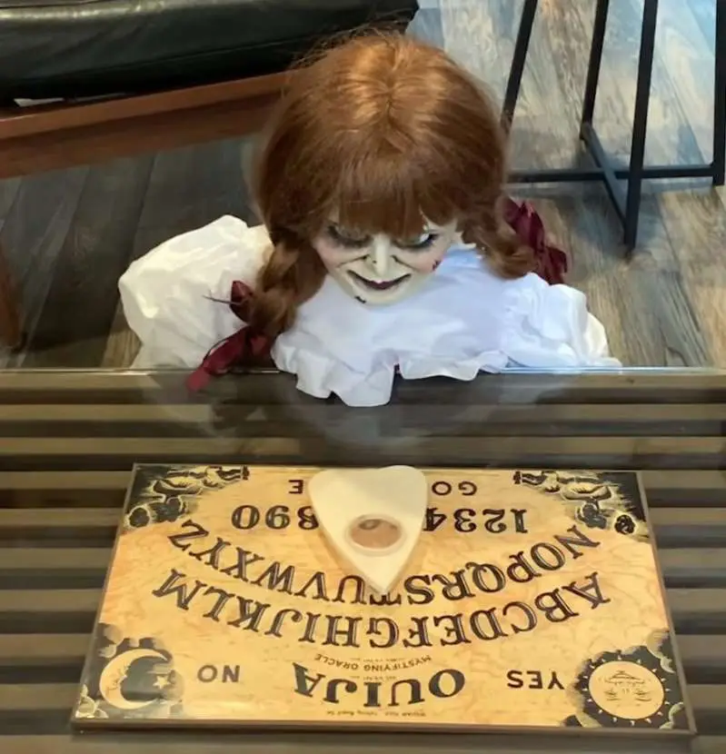 Warner mostra o que a boneca annabelle anda fazendo durante a pandemia mundo sombrio • mundo sombrio