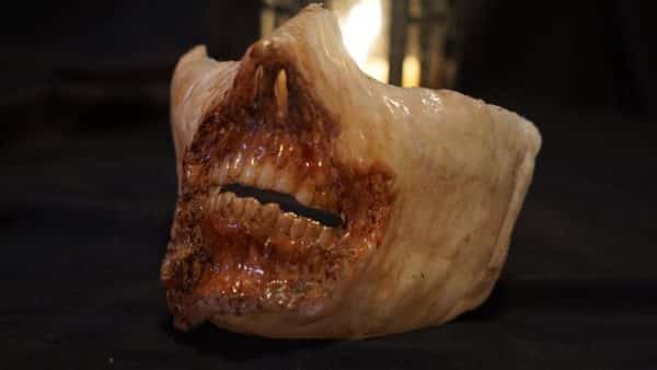 Nova máscara facial de zumbi garante o distanciamento social 5 Il 794xn. 2451393354 e33q 600x338 1 • mundo sombrio