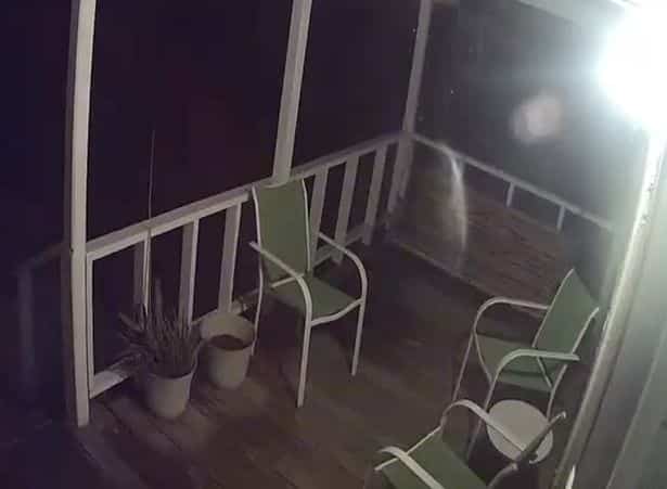 Mulher ve fantasma de seu pai visitando casa para sentar em sua cadeira favorita mundo sombrio 2 • mundo sombrio