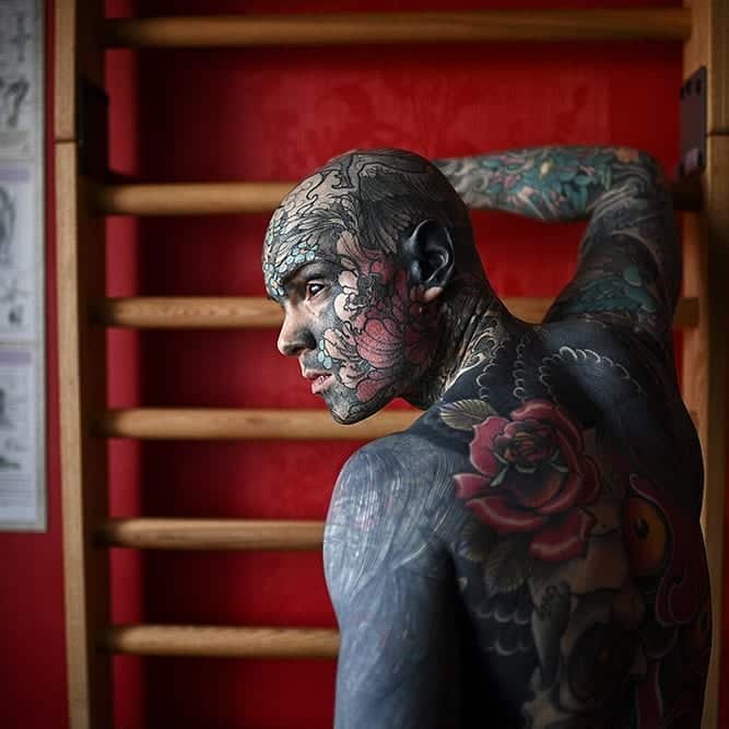 Professor perde emprego no jardim de infância por causa de olhos tatuados 4 120175822 3153909104657695 2948897779885743489 n • mundo sombrio