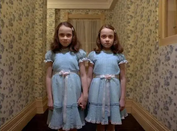 Os fantasmas mais assustadores dos filmes de terror - as gêmeas grady