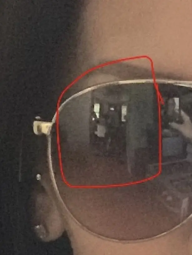 Mae sozinha em casa envia selfie antes de avistar duas figuras em reflexo de oculos escuros 3 • mundo sombrio