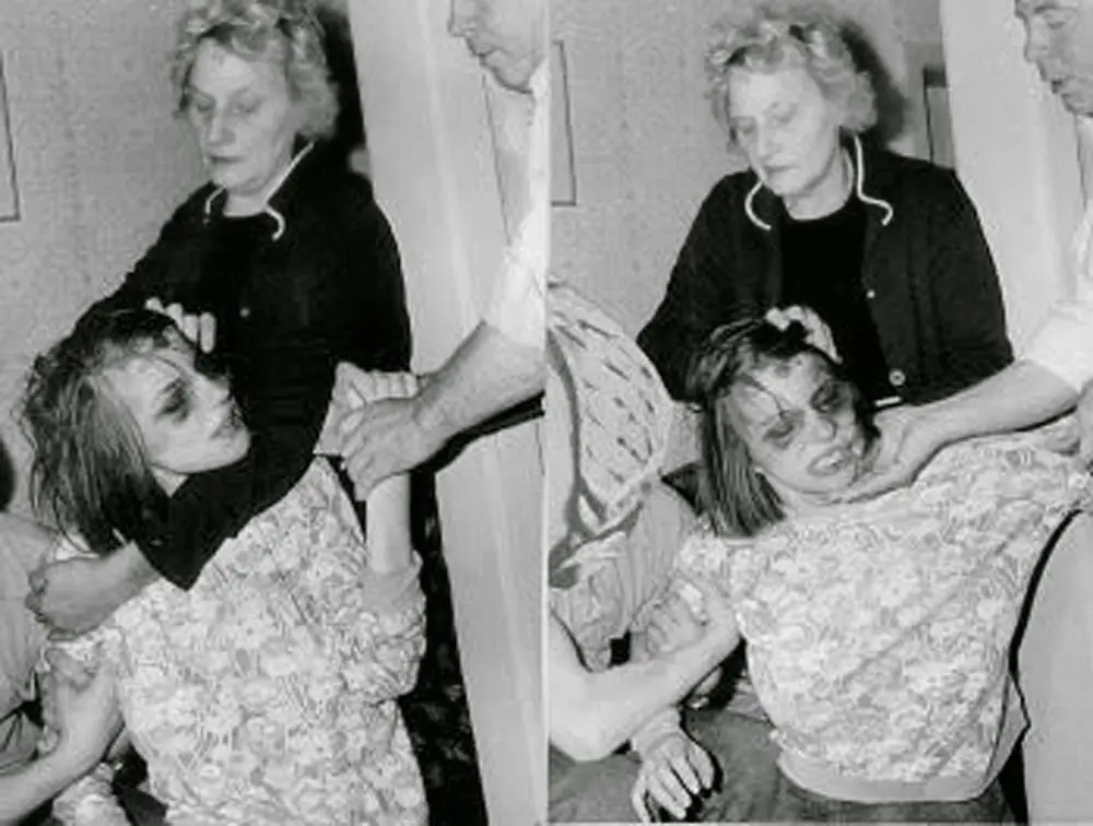 Anneliese michel sendo segurada pelos participantes do ritual de exorcismo. Este que deu origem ao filme 'o exorcismo de emily rose'