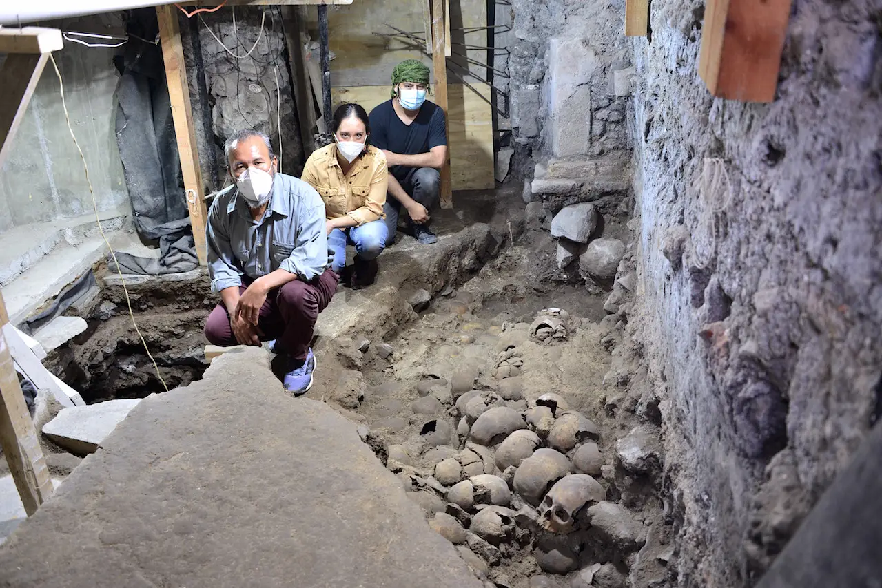 Grupo de arqueólogos que descobriram a torre feita com crânios humanos pelos povos astecas