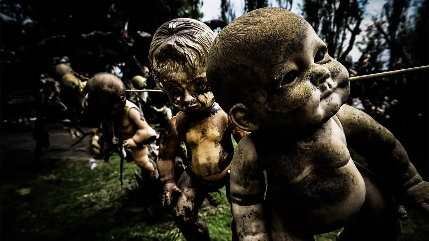 Bonecas penduradas na ilha das bonecas