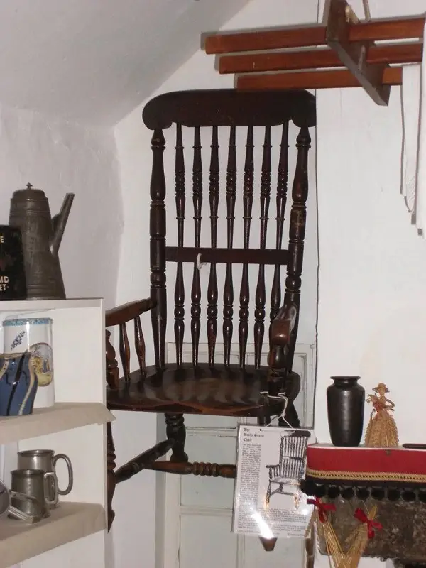 A cadeira amaldiçoada busby stoop agora fica em um museu