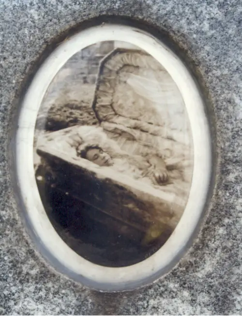 Fotografia post mortem de julia buccola petta que fica afixada em seu túmulo no cemitério mount carmel em illinois