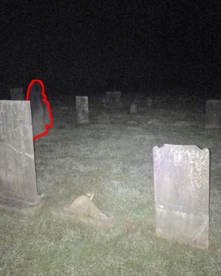 Imagem arrepiante mostra 'fantasma' espreitando sobre túmulo de cemitério 3 0 pay pngraveghost03 • mundo sombrio