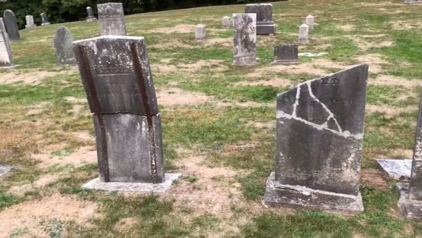 Imagem arrepiante mostra 'fantasma' espreitando sobre túmulo de cemitério 5 0 pay pngraveghost04 • mundo sombrio