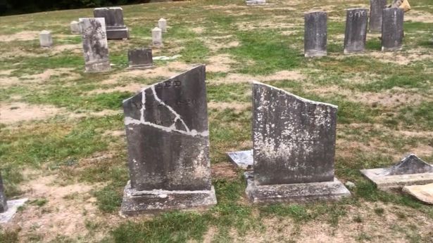 Imagem arrepiante mostra 'fantasma' espreitando sobre túmulo de cemitério 6 0 pay pngraveghost05 • mundo sombrio