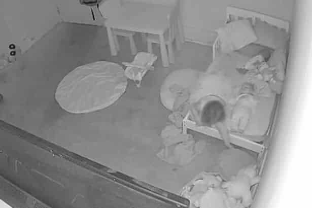 Pai captura imagens horríveis de sua filha sendo 'puxada para baixo da cama' por um 'fantasma' 3 0 toddler • mundo sombrio