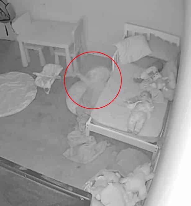 Pai captura imagens horríveis de sua filha sendo 'puxada para baixo da cama' por um 'fantasma' 4 0 toddler1 • mundo sombrio