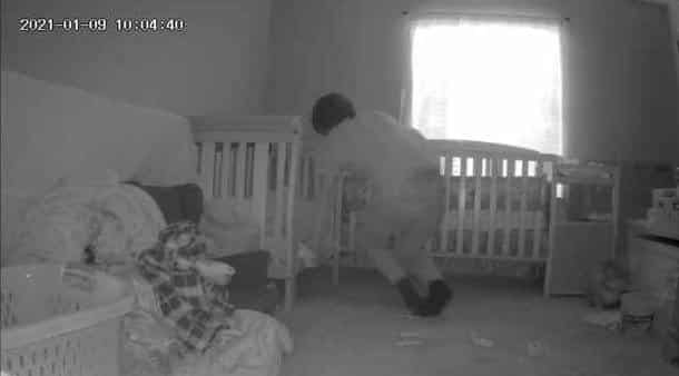 Câmera captura ser fantasmagórico com chifres perto da cama de uma criança