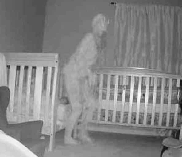 Câmera captura ser fantasmagórico perto da cama de criança e avó fica aterrorizada 3 Câmera captura ser fantasmagórico com chifres perto da cama de uma criança