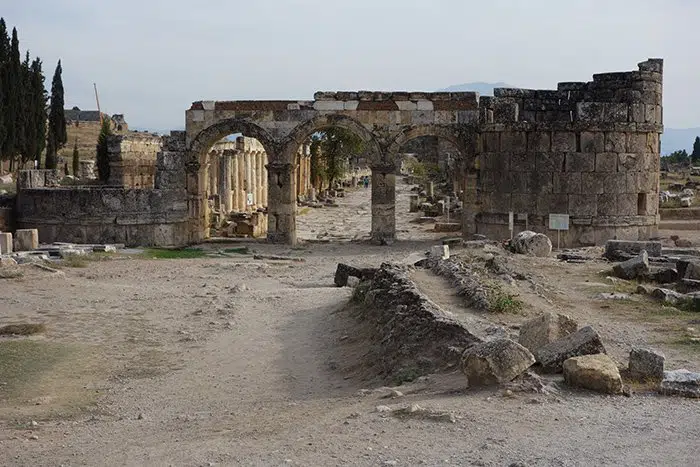 Portões do inferno - ploutonion na província de hierápolis-denizli, turquia