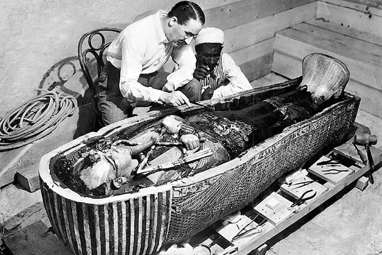 Tutankhamun mummy sarcophagus • mundo sombrio
