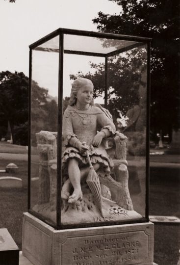 Arte tumular assombrada de inez envolta em uma caixa de vidro