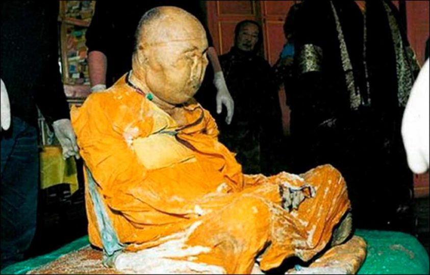 Mummy of buddhist • mundo sombrio