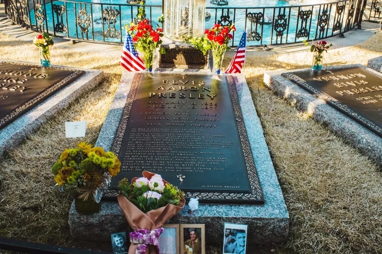 O fantasma de elvis presley assombra a mansão graceland? 4 Tam 9250 5c5dbeca46e0fb0001dcd053 • mundo sombrio
