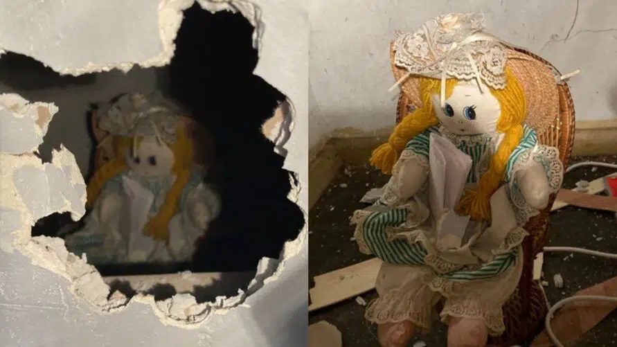 Boneca com bilhete macabro dentro de parede