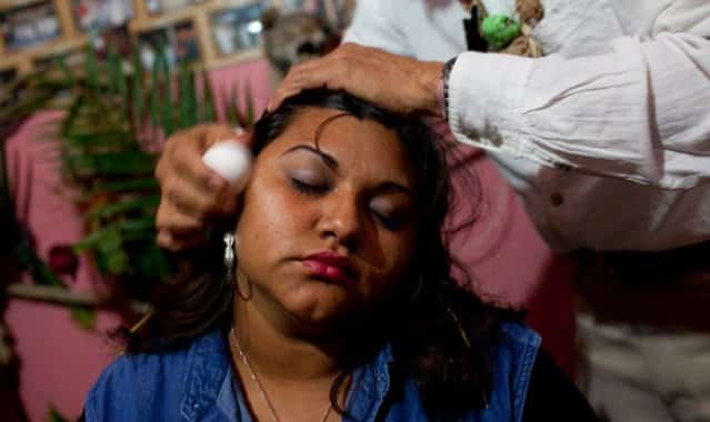 Mulher fica muito doente depois de ver um homem com olhos negros 3 13481137 • mundo sombrio