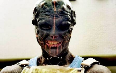 Homem com o corpo todo tatuado amputa dedos para ficar mais parecido com 'alien' 4 Xblog alien 2. Jpg. Pagespeed. Ic. Ytsbovwumf • mundo sombrio