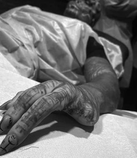 Homem com o corpo todo tatuado amputa dedos para ficar mais parecido com 'alien' 5 Xblog alien 3. Jpg. Pagespeed. Ic. 55jvbqu n8 • mundo sombrio