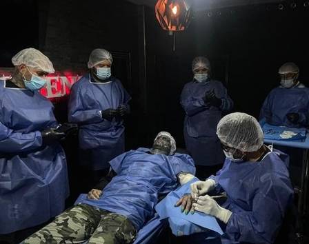 Homem com o corpo todo tatuado amputa dedos para ficar mais parecido com 'alien' 3 Xblog alien 4. Jpg. Pagespeed. Ic. Fddy0s4rjd • mundo sombrio