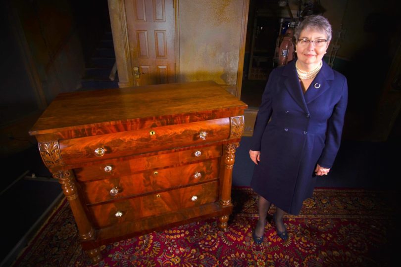 A cômoda amaldiçoada que já matou 18 pessoas 4 Em 1976, virginia carey hudson maine, doou a cômoda amaldiçoada para a sociedade histórica de kentucky.